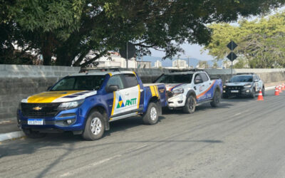 Fiscalização em Itajaí promove segurança em transporte de produtos perigosos; dos 42 veículos abordados, 5 transportavam cargas perigosas; operação resultou em 6 notificações