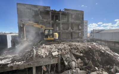 Secretaria de Obras avança na demolição do prédio abandonado no bairro São Vicente, em Itajaí
