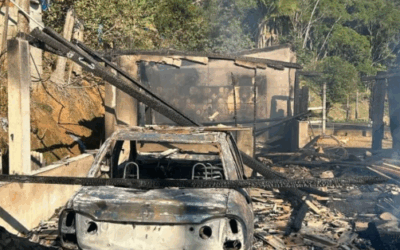 Incêndio destrói residência e carro de família em Luiz Alves