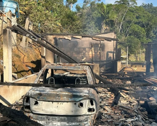 Incêndio destrói residência e carro de família em Luiz Alves