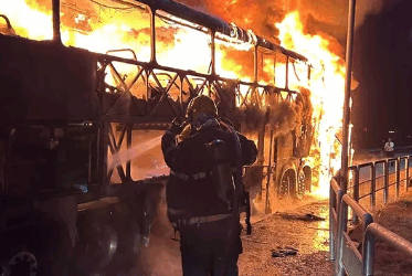 Ônibus de viagem é tomado pelas chamas em incêndio na BR-101