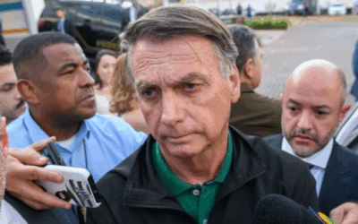 Moraes obriga Bolsonaro a usar tornozeleira eletrônica, censura suas redes sociais e o proíbe de ter contato com o próprio filho