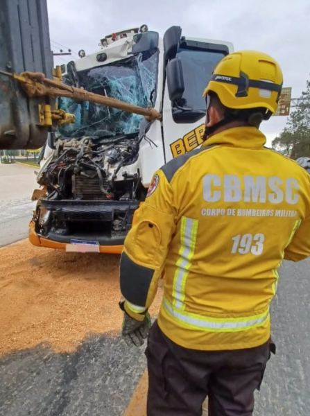 Acidente entre caminhões na BR-280 deixa um ferido em Araquari
