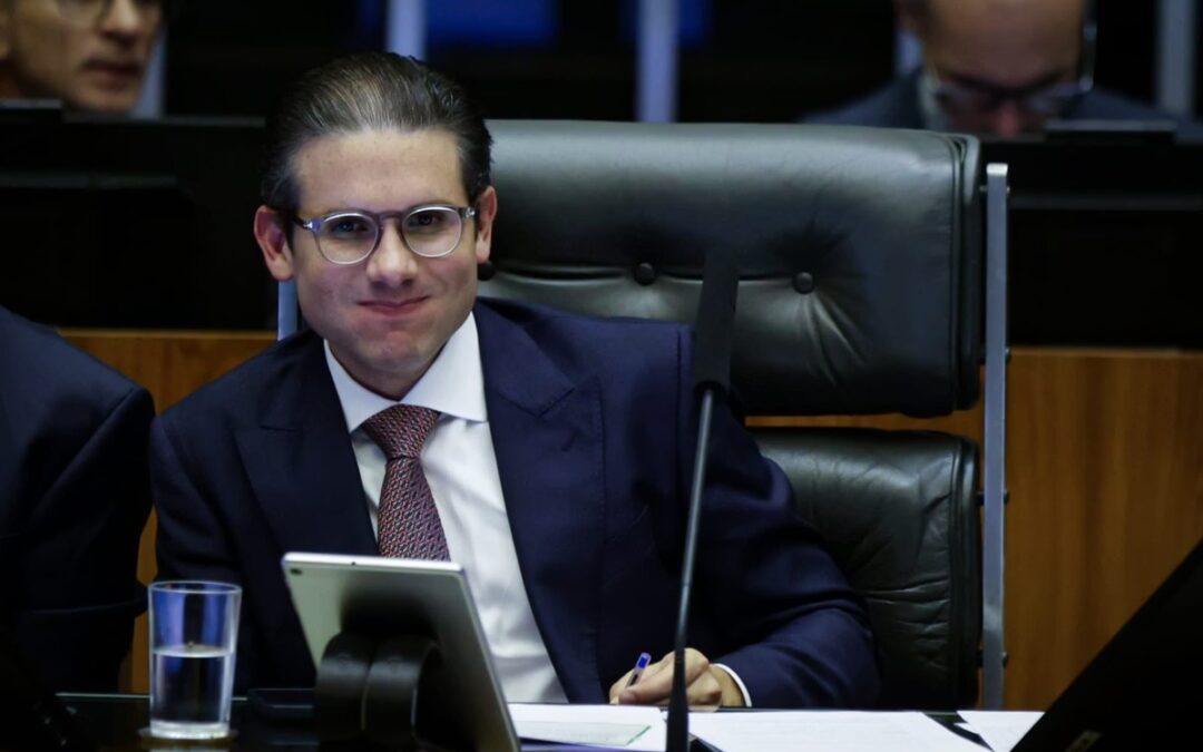 Hugo Motta gasta R$ 110 mil de verba pública em jatinho para ir a festa de Jader Barbalho