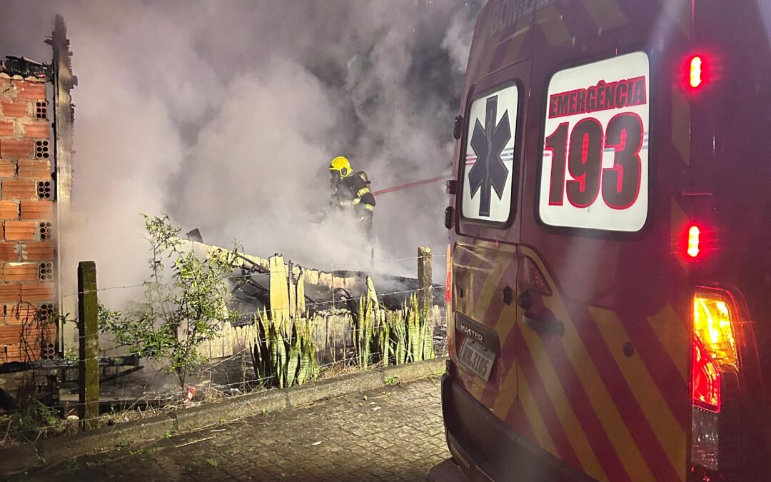 Incêndio destrói residência e deixa uma vítima fatal em Garuva