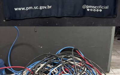 Quadrilha é presa após furtar 250 kg de fios de cobre em Itajaí; um dos suspeitos caiu de telhado ao tentar fugir