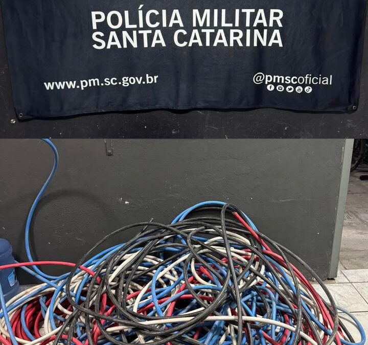 Quadrilha é presa após furtar 250 kg de fios de cobre em Itajaí; um dos suspeitos caiu de telhado ao tentar fugir