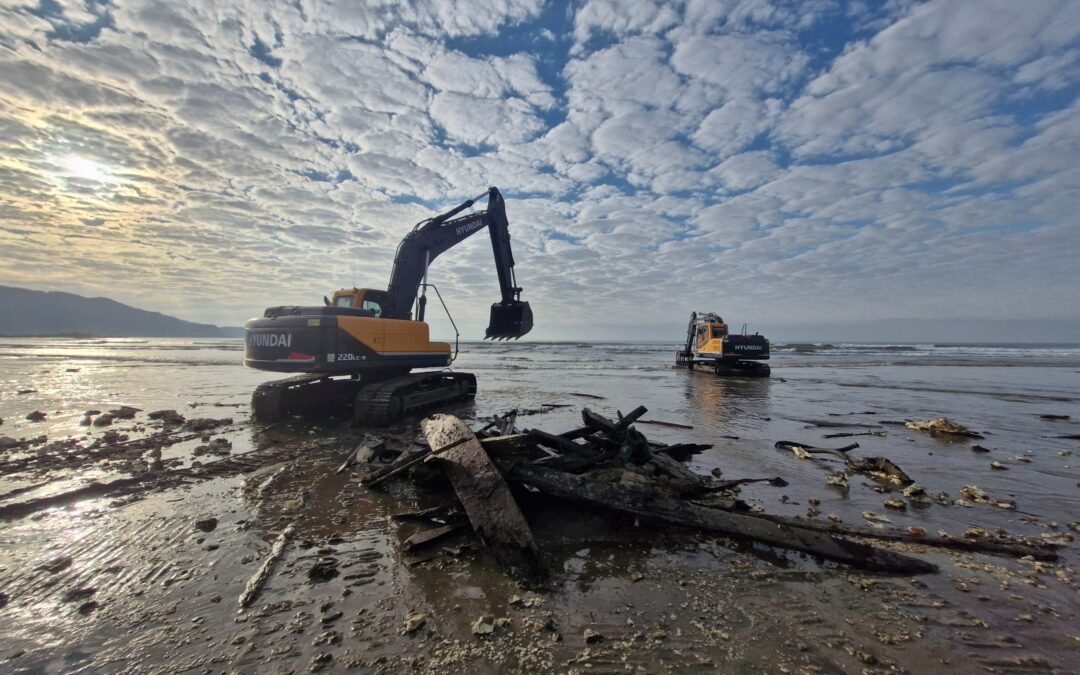 Prefeitura retira embarcação encalhada na praia do Gravatá em Navegantes