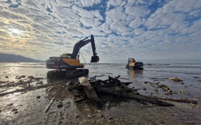 Prefeitura retira embarcação encalhada na praia do Gravatá em Navegantes