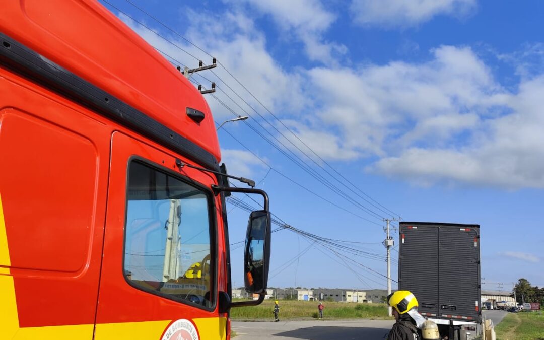 Caminhão colide com poste energizado e causa princípio de incêndio em Araquari