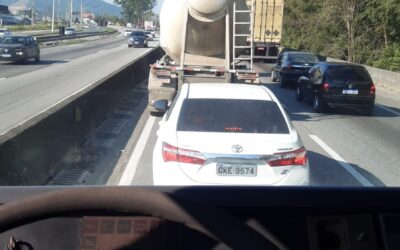 Bloqueio no acesso da Contorno Sul causa congestionamento na BR-101 e complica trajeto de quem vem de Brusque para Itajaí; BR-101 sentido BC também sofre influência com o congestionamento