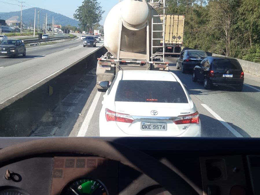 Bloqueio no acesso da Contorno Sul causa congestionamento na BR-101 e complica trajeto de quem vem de Brusque para Itajaí; BR-101 sentido BC também sofre influência com o congestionamento