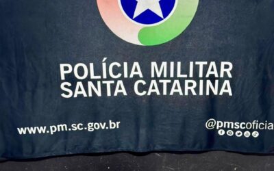 Motociclista tenta desviar de viatura e acaba preso com drogas escondidas até no congelador em Itajaí