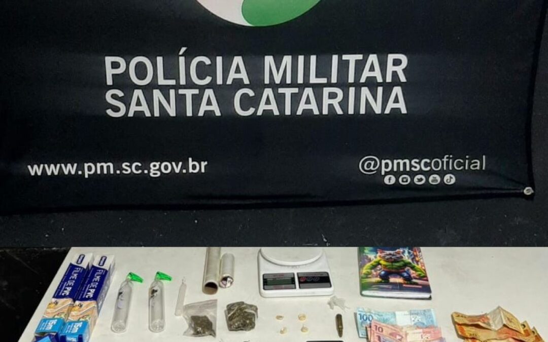 PM desarticula ponto de tráfico em Itajaí; menores apreendidos com drogas, munição e moto adulterada