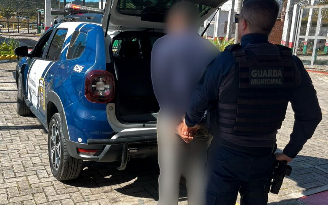 Guarda Municipal e Polícia Federal cumprem mandado de prisão por posse de drogas em Itajaí