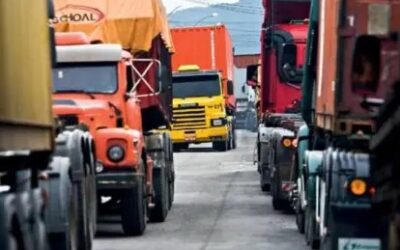 Comboio de caminhões gigantes causa transtornos e ocupa duas faixas na BR-470, sentido a BR-101