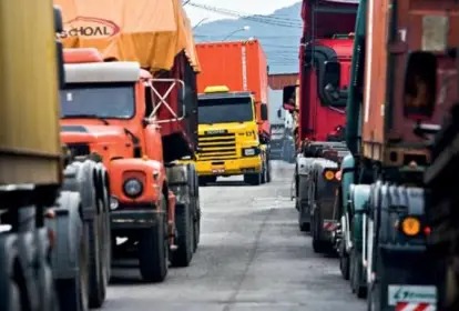 Comboio de caminhões gigantes causa transtornos e ocupa duas faixas na BR-470, sentido a BR-101