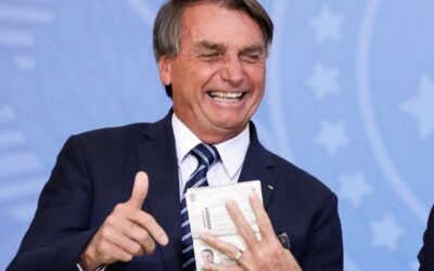 Bolsonaro nega fuga, pede passaporte e cita conversa com Trump sobre tarifa dos EUA