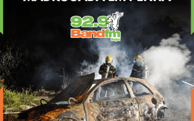 Carro é destruído por incêndio durante a madrugada em Penha