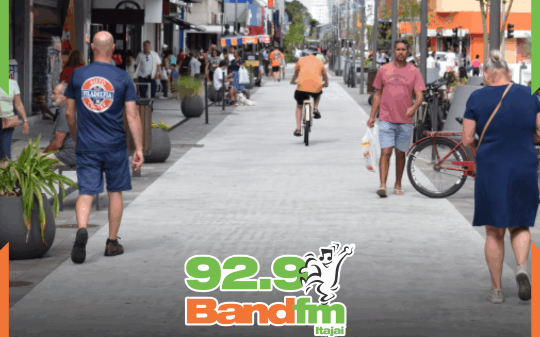 VAI TOMAR BAINHO! Secretaria de Obras realiza lavação na Rua Hercílio Luz nesta sexta-feira (31)