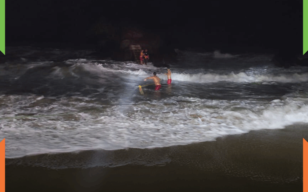 Bombeiros resgatam dois homens presos em costão da Cabeçudas durante a madrugada em Itajaí