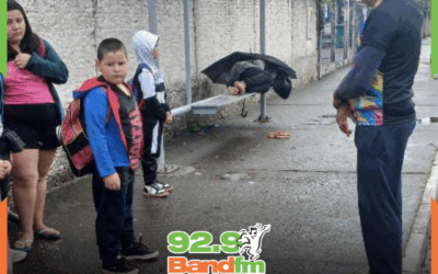 SÓ PODE SER PIADA! Morador de rua dorme em ponto de ônibus enquanto crianças esperam na chuva em Itajaí
