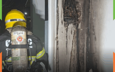 Incêndio atinge residência em Penha e é controlado antes da chegada dos bombeiros