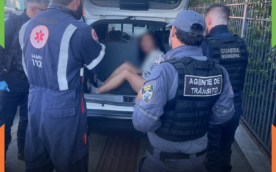 Mulher em situação de rua agride passageiros e fere vítima com faca em ponto de ônibus no Centro de Itajaí