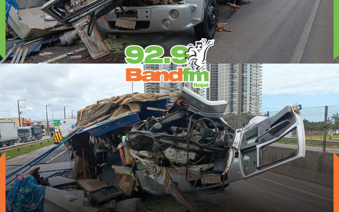 ATUALIZAÇÃO: Colisão entre caminhões na BR-101 deixa motorista ferido em Barra Velha