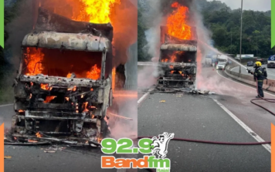Incêndio em caminhão carregado com cerveja cria gargalo no trânsito da BR-376 em SC