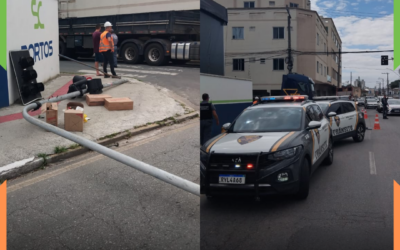 Caminhão derruba semáforo da Rua Blumenau na manhã desta terça (06), em Itajaí