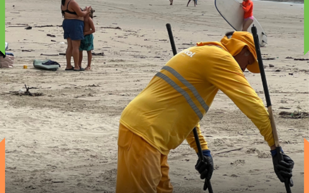 Volume de entulhos dificulta limpeza das praias em Itajaí
