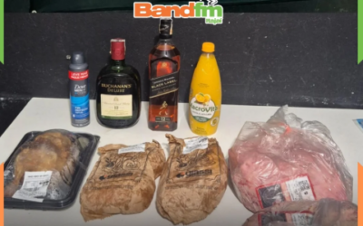 Homem é detido pela PM após tentar furtar bebidas e carnes em supermercado de Itajaí