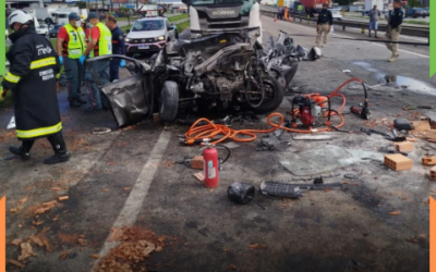 ATUALIZAÇÃO: Motorista de kombi e menor de idade preso às ferragens são encaminhados ao hospital com vida após acidente na BR-101, em Itajaí