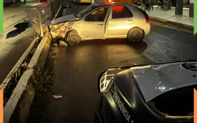 Motorista alcoolizado perde o controle de carro, bate em terminal de ônibus e veículo é removido em Itajaí