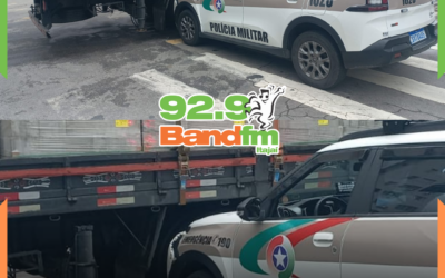 Caminhão e viatura da PM se chocam durante operação conjunta em Itajaí