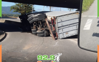 DUAS SEMANAS, DOIS TOMBAMENTOS: Mais um caminhão tomba no viaduto da Epagri em menos de duas semanas em Itajaí