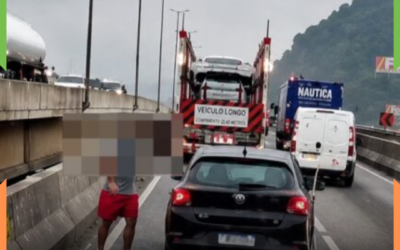 Acidente com caminhão-cegonha causa caos na BR-101 e trava trânsito em Itajaí