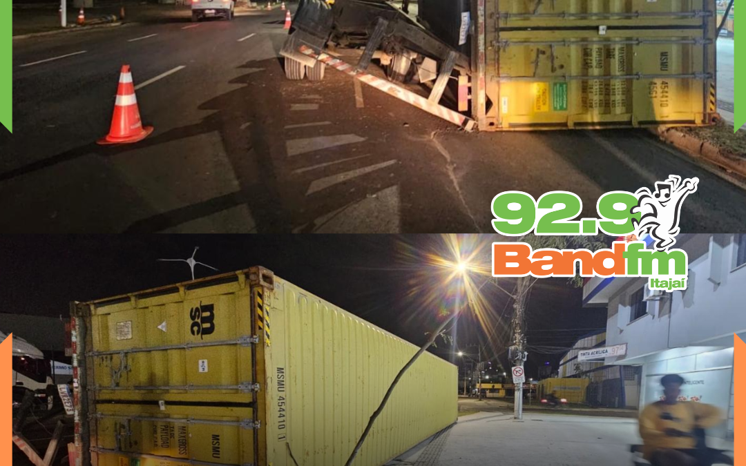 Carreta carregada com 29 toneladas tomba em trecho de reta antes de curva em Itajaí