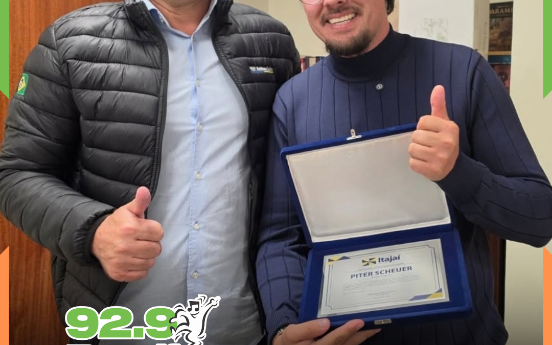 Meteorologista Piter Scheuer é homenageado com placa pela Prefeitura de Itajaí por serviços prestados à população catarinense