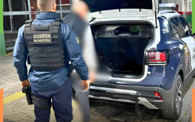Guarda Municipal apreende adolescente e prende jovem por tráfico de drogas no bairro Cordeiros, em Itajaí
