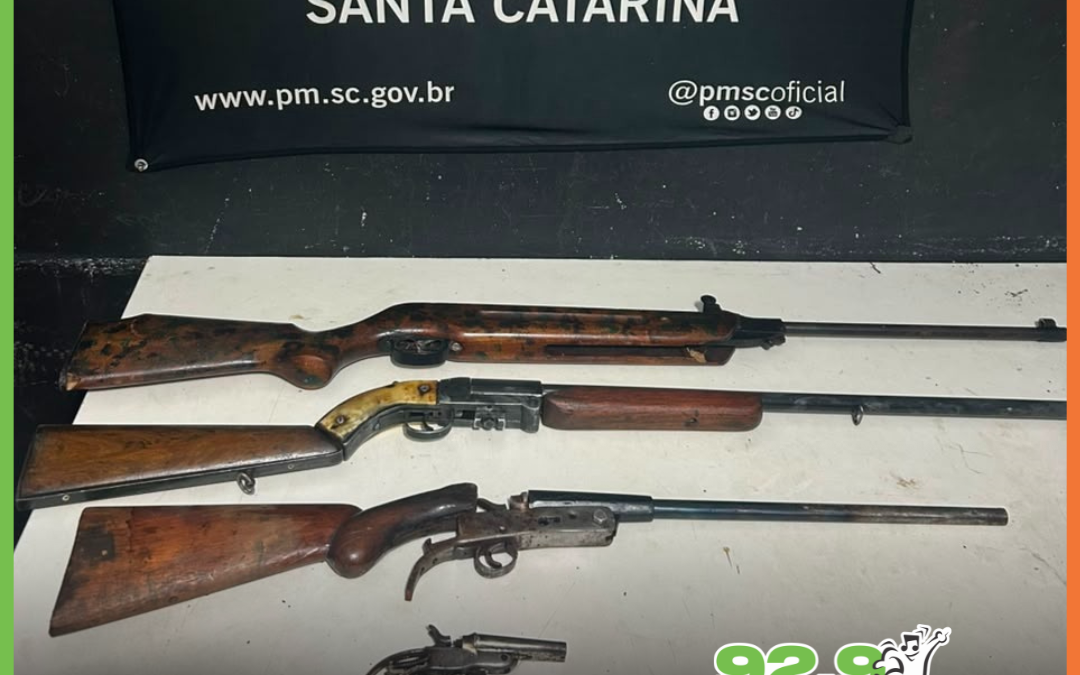 Foragido foge da PM, mas deixa arsenal de fogo para trás em Itajaí
