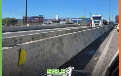 CAOS NA BR-101: Acidente com caminhão trava trânsito em Itajaí e gera longas filas sentido norte
