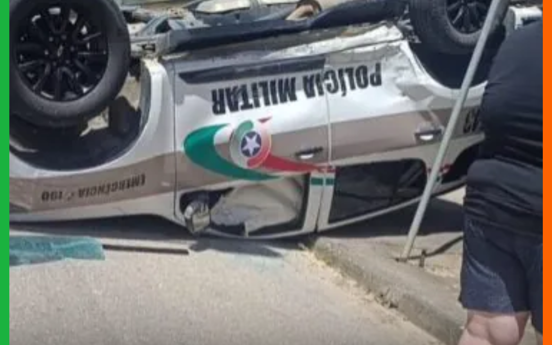 VIATURA DA POLÍCIA MILITAR CAPOTA APÓS COLIDIR COM CARRO EM BRUSQUE