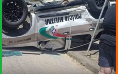 VIATURA DA POLÍCIA MILITAR CAPOTA APÓS COLIDIR COM CARRO EM BRUSQUE